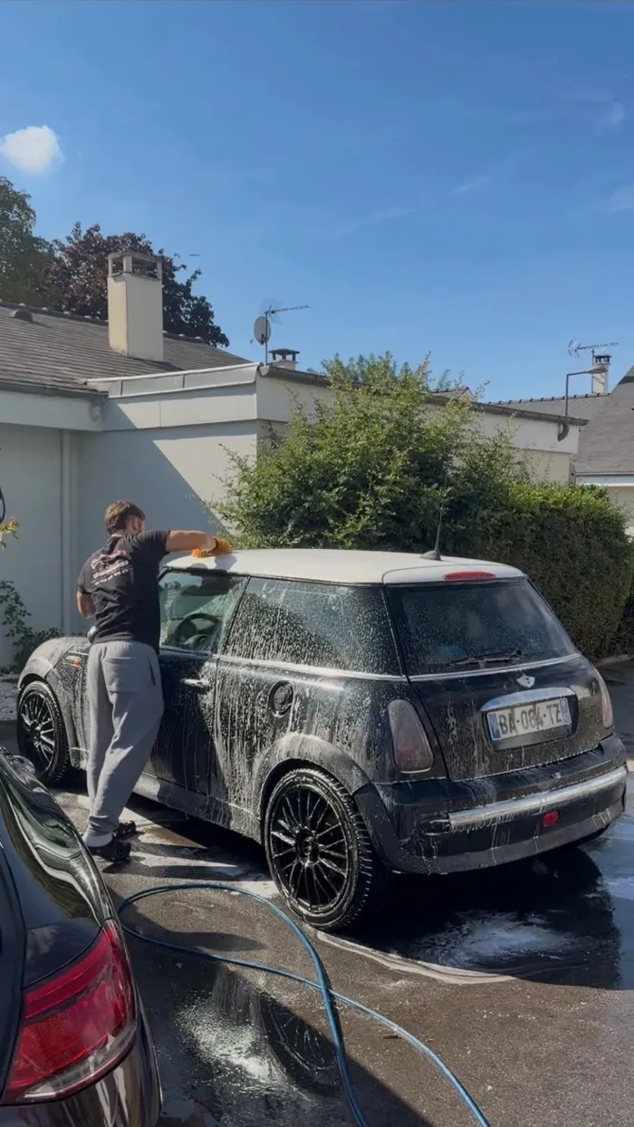 Lavage à la mousse d'une Mini à domicile