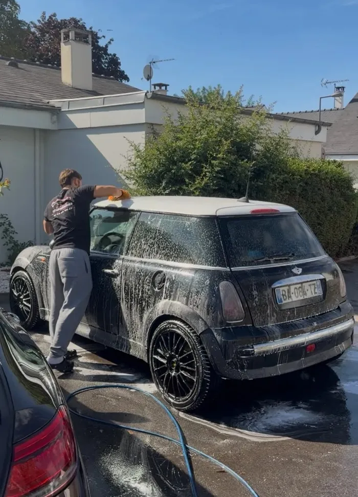 Prélavage à la mousse de la carrosserie